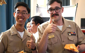 Thủy thủ tàu sân bay Mỹ trải nghiệm nấu món xứ Quảng, ăn bánh mì Việt 