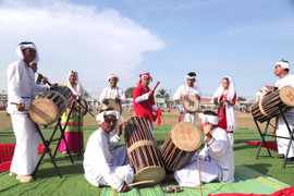 300 con cừu đeo nơ trình diễn 'catwalk' trên phố tại Ninh Thuận