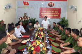 Thưởng nóng lực lượng truy bắt 3 kẻ bị truy nã vụ tấn công trụ sở xã ở Đắk Lắk