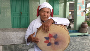 300 con cừu đeo nơ trình diễn 'catwalk' trên phố tại Ninh Thuận