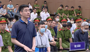 Tạm dừng phiên tòa 'chuyến bay giải cứu' để xem xét tiền khắc phục của bị cáo