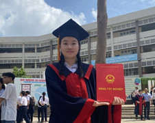 Đang đi làm công nhân, nữ sinh nhận tin thành thủ khoa khối C00