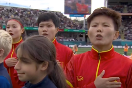 Đội tuyển nữ Việt Nam hát vang Quốc ca ở World Cup, triệu con tim rưng rưng tự hào