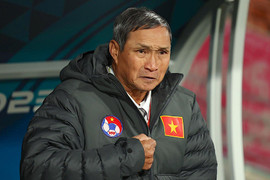 Học trò quay video đặc biệt, mang dừa sáp, súp lươn tri ân HLV Mai Đức Chung