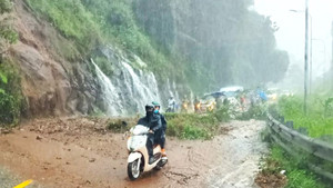 Cán bộ, chiến sỹ dầm mưa xử lý hiện trường vụ sạt lở đèo Bảo Lộc để thông xe