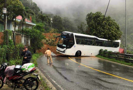 Cán bộ, chiến sỹ dầm mưa xử lý hiện trường vụ sạt lở đèo Bảo Lộc để thông xe