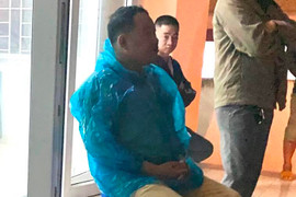 Cán bộ, chiến sỹ dầm mưa xử lý hiện trường vụ sạt lở đèo Bảo Lộc để thông xe