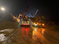 Cán bộ, chiến sỹ dầm mưa xử lý hiện trường vụ sạt lở đèo Bảo Lộc để thông xe