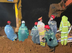 Cán bộ, chiến sỹ dầm mưa xử lý hiện trường vụ sạt lở đèo Bảo Lộc để thông xe