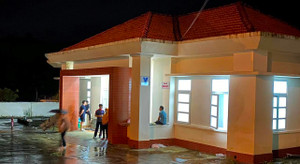 Cán bộ, chiến sỹ dầm mưa xử lý hiện trường vụ sạt lở đèo Bảo Lộc để thông xe