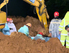 Cán bộ, chiến sỹ dầm mưa xử lý hiện trường vụ sạt lở đèo Bảo Lộc để thông xe