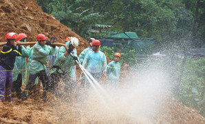 Cán bộ, chiến sỹ dầm mưa xử lý hiện trường vụ sạt lở đèo Bảo Lộc để thông xe