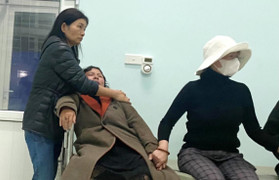 Cán bộ, chiến sỹ dầm mưa xử lý hiện trường vụ sạt lở đèo Bảo Lộc để thông xe