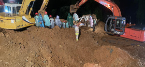 Cán bộ, chiến sỹ dầm mưa xử lý hiện trường vụ sạt lở đèo Bảo Lộc để thông xe