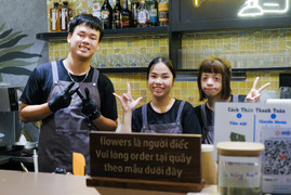 Cô giáo xương thủy tinh 20 năm ngồi xe lăn dạy học miễn phí cho trẻ em