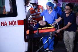 Hiện trường vụ cháy chung cư mini ở Hà Nội trong đêm, nhiều người ngất xỉu