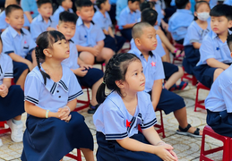 Mỗi năm trường đổi mẫu đồng phục một lần, phụ huynh méo mặt chạy theo