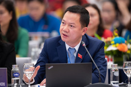 Đoàn đại biểu dự Hội nghị Nghị sĩ trẻ toàn cầu lần thứ 9 thăm Vịnh Hạ Long