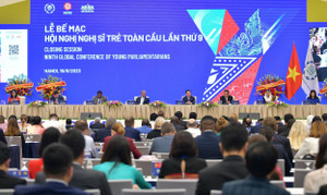 Đoàn đại biểu dự Hội nghị Nghị sĩ trẻ toàn cầu lần thứ 9 thăm Vịnh Hạ Long