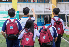 Mỗi năm trường đổi mẫu đồng phục một lần, phụ huynh méo mặt chạy theo