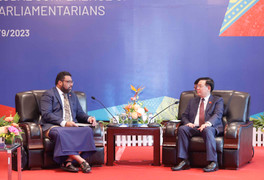 Đoàn đại biểu dự Hội nghị Nghị sĩ trẻ toàn cầu lần thứ 9 thăm Vịnh Hạ Long