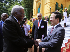 Chủ tịch Quốc hội nhận Huân chương cao quý của Đảng, Nhà nước Cuba