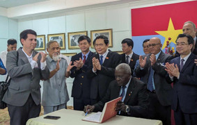 Chủ tịch Quốc hội nhận Huân chương cao quý của Đảng, Nhà nước Cuba