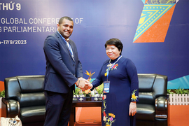 Đoàn đại biểu dự Hội nghị Nghị sĩ trẻ toàn cầu lần thứ 9 thăm Vịnh Hạ Long