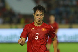 Tuyển Việt Nam vắng Quang Hải, HLV Troussier cần Văn Quyết