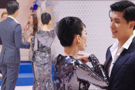 Đi thi cùng các 'chị đẹp', Lệ Quyên vẫn tình tứ bên Lâm Bảo Châu