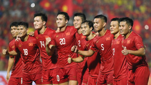 Tuyển Việt Nam vắng Quang Hải, HLV Troussier cần Văn Quyết