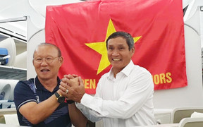 Học trò quay video đặc biệt, mang dừa sáp, súp lươn tri ân HLV Mai Đức Chung