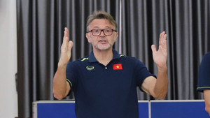 Tuyển Việt Nam vắng Quang Hải, HLV Troussier cần Văn Quyết