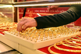 Chênh lệch giá mua - bán vàng lớn chưa từng có, người 'ôm' không dám thoát hàng
