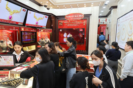 Chênh lệch giá mua - bán vàng lớn chưa từng có, người 'ôm' không dám thoát hàng