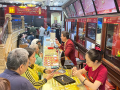 Chênh lệch giá mua - bán vàng lớn chưa từng có, người 'ôm' không dám thoát hàng