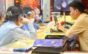 Chênh lệch giá mua - bán vàng lớn chưa từng có, người 'ôm' không dám thoát hàng