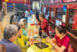 Chênh lệch giá mua - bán vàng lớn chưa từng có, người 'ôm' không dám thoát hàng
