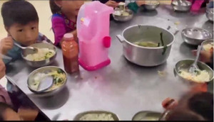 Hình ảnh bếp ăn trường vùng cao sau vụ '11 học sinh ăn 2 gói mì tôm chan cơm'