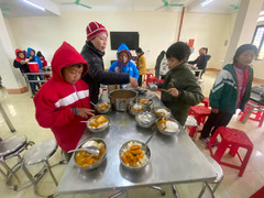 Hình ảnh bếp ăn trường vùng cao sau vụ '11 học sinh ăn 2 gói mì tôm chan cơm'