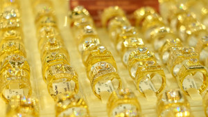 Chênh lệch giá mua - bán vàng lớn chưa từng có, người 'ôm' không dám thoát hàng