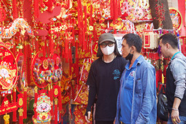 Chợ hoa Hà Nội đông nghẹt ngày giáp Tết, tấp nập mua bán suốt đêm