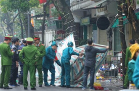 Nhà 4 tầng cháy đen, cửa kính vỡ vụn sau hỏa hoạn khiến 4 người chết thương tâm