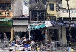 Nhà 4 tầng cháy đen, cửa kính vỡ vụn sau hỏa hoạn khiến 4 người chết thương tâm