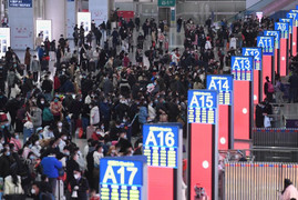 Xuân Vận Trung Quốc: Dân kẹt cứng vì bão tuyết, bức xúc với nhân viên thu phí