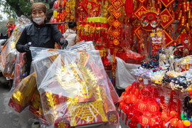 Chợ hoa Hà Nội đông nghẹt ngày giáp Tết, tấp nập mua bán suốt đêm