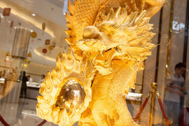 Cuối ngày vía Thần Tài, biển người vẫn xếp hàng ngoài trời chờ mua vàng