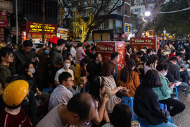 Cuối ngày vía Thần Tài, biển người vẫn xếp hàng ngoài trời chờ mua vàng