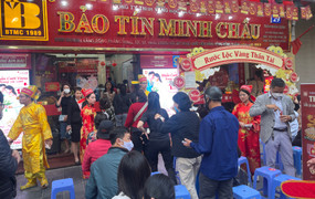 Cuối ngày vía Thần Tài, biển người vẫn xếp hàng ngoài trời chờ mua vàng