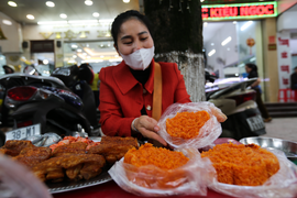 Cuối ngày vía Thần Tài, biển người vẫn xếp hàng ngoài trời chờ mua vàng